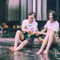 蹙眉 与昨天老死不相往来，