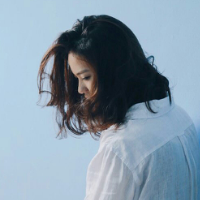 她城。 站在海边就像是电影情