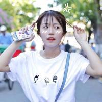 每次上街手机不离手，