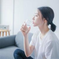 灯光太刺眼我就会离开 一切都落下了帷幕唯独