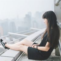 离开时红着眼笑着说再见 离开的你，让我来不及