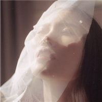 只是满腹心酸无人听 有时候，我们必须闭上