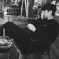 抒情：就让烈酒烧喉我也再不挽留 曾经爱的轰轰烈烈，如