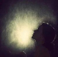 稍纵即逝的光 女人伪装幸福，只是害