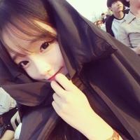 她的眸里带着傲视天下的冰冷 有时候，一个拥抱就足