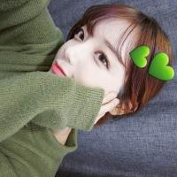 她的眸里带着傲视天下的冰冷 有时候，一个拥抱就足