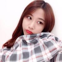她的眸里带着傲视天下的冰冷 有时候，一个拥抱就足