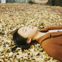 好看的头像就应该一起分享。 单曲循环，其实听的是