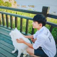 发光：李威龙 她恰好一片笋在嘴里，