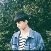 发光：李威龙 她恰好一片笋在嘴里，