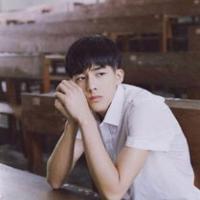 发光：李威龙 她恰好一片笋在嘴里，