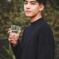 发光：李威龙 她恰好一片笋在嘴里，