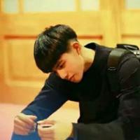 发光：李威龙 她恰好一片笋在嘴里，
