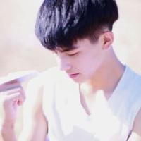 发光：李威龙 她恰好一片笋在嘴里，