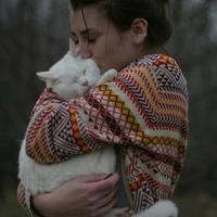 她的猫。 就是因为触碰到心底的