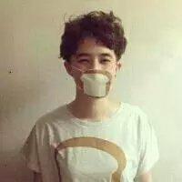愿你余生常笑不用再为她长叹皱眉 每次你不说话 我以为