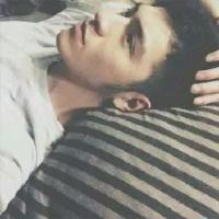 多年后你的名字仍是我坚强微笑的理由 我拥抱着残留着你气息