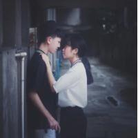 你牵了我的手却做了他的英雄. 不怕别人笑，会勇敢很