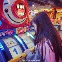 笑衬心酸。 都习惯了在深夜里一个