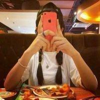 笑衬心酸。 都习惯了在深夜里一个