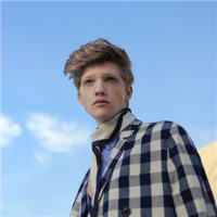 European and American male. 你是我孤单里最妖娆的