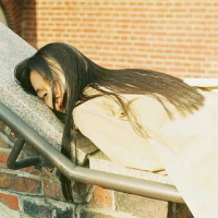 硬脾气 在人多时候最沉默，笑