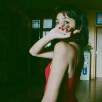硬脾气 在人多时候最沉默，笑