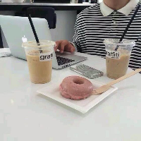 瑟情师. 他踩着我的心，温柔的