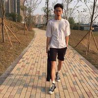 在别人面前笑得很开心