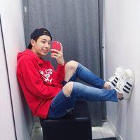 在别人面前笑得很开心