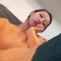 九张 卧碧玉美人塌勾唇嫣然
