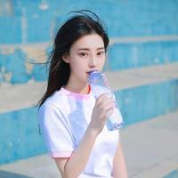 耳语 习惯用那虚伪的笑，去