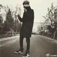 人潮拥挤记得牵紧我 碎花般得青春，如同深