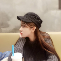 业余诗人. 躲避人群，在安静的角