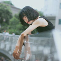 业余诗人. 醉的人们举起酒杯 笑