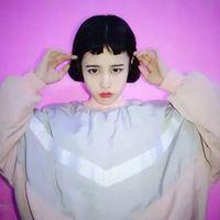 最怕留不住的人和楼下的那条流浪狗。 你觉得我孤冷是因为我