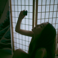 硬脾气 恨夜难成眠，洒下一地