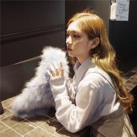 要么孤独 你笑起来不说话低着头