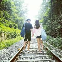 最美不过偷瞄你时眼神相撞 那刻你的微笑 我就是那个明明难过到