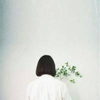风决定要走，云怎么挽留。 你的爱究竟是该拿起、