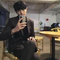 陳A. 后来砸碎了酒瓶也没换