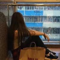 多少浅浅淡淡的转身 是旁人看不懂的情深 开头陌生，结尾更陌生