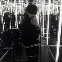 扶着往事走 我不浪也不安稳 却再