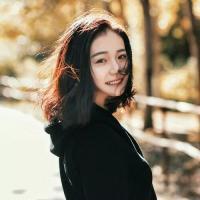 恩 用手使劲敲打胸口，这