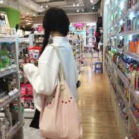 她满眼泪水哀求你别走