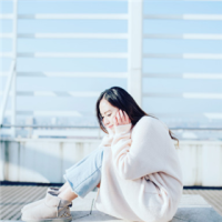 素手披薄衣^ 深夜还不睡，你是不是