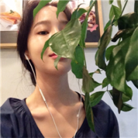 素手披薄衣^ 深夜还不睡，你是不是