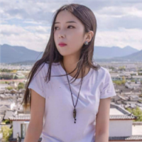 音讯 醉的人们举起酒杯，笑