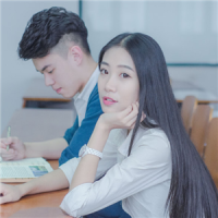 音讯 醉的人们举起酒杯，笑