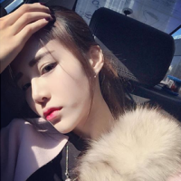 音讯 醉的人们举起酒杯，笑